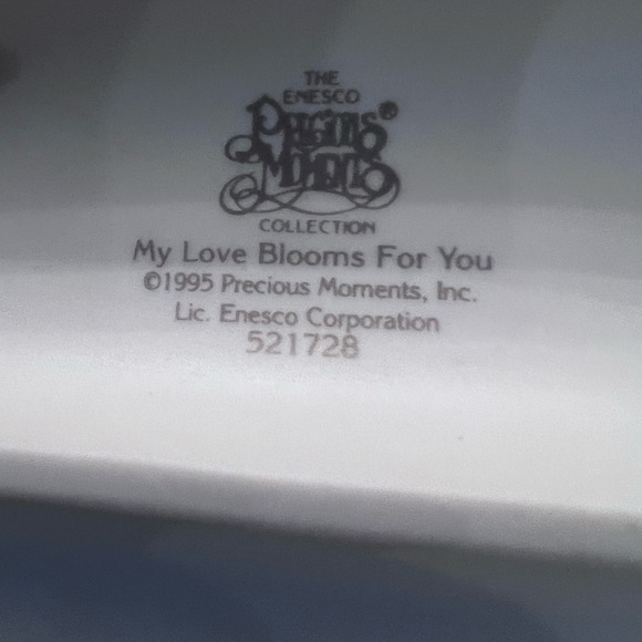 My love blooms for you Precious Moments Figurine - Boy and Girl - Picture 4 of 4